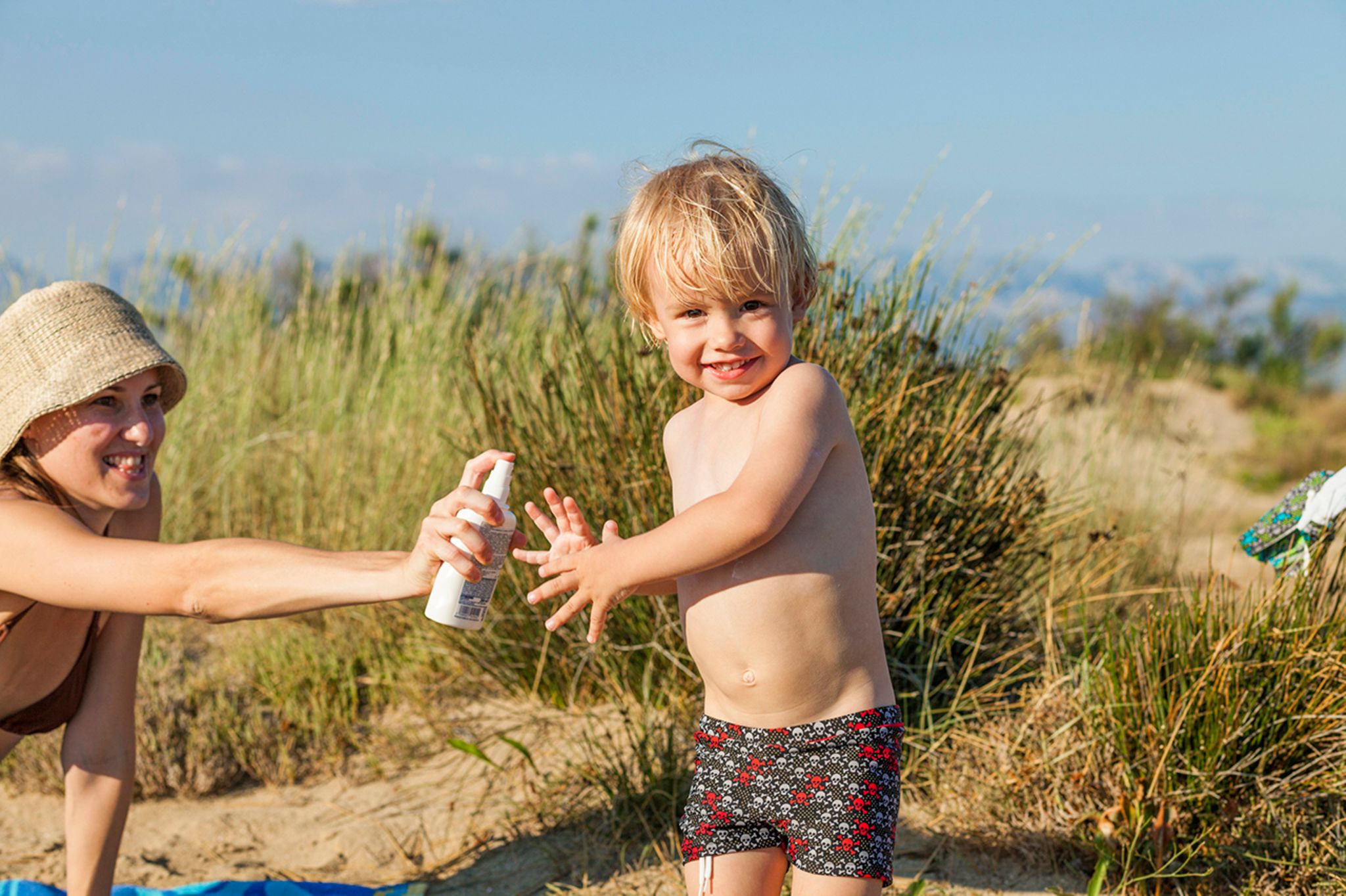 Sonnenschutz für Kinder: Richtig eincremen im Strandurlaub - [GEO]
