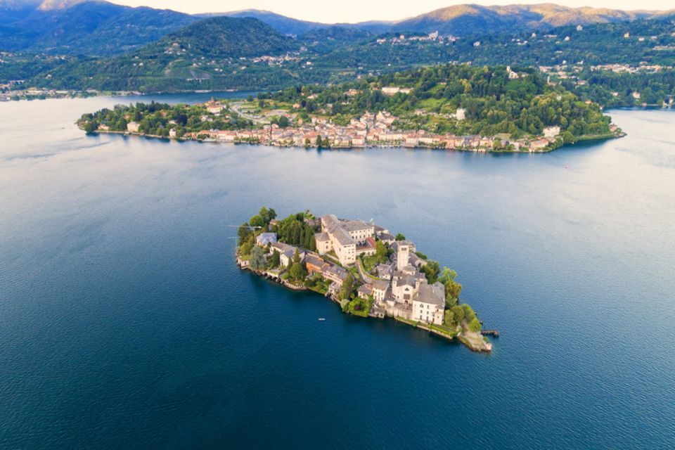 Blick aus der Vogelperspektive auf die Isola di San Giulio im Ortasee