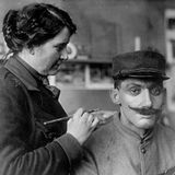 Mrs. Ladd passt eine Gesichtsprothese an