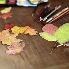 Laub bemalen im Herbst