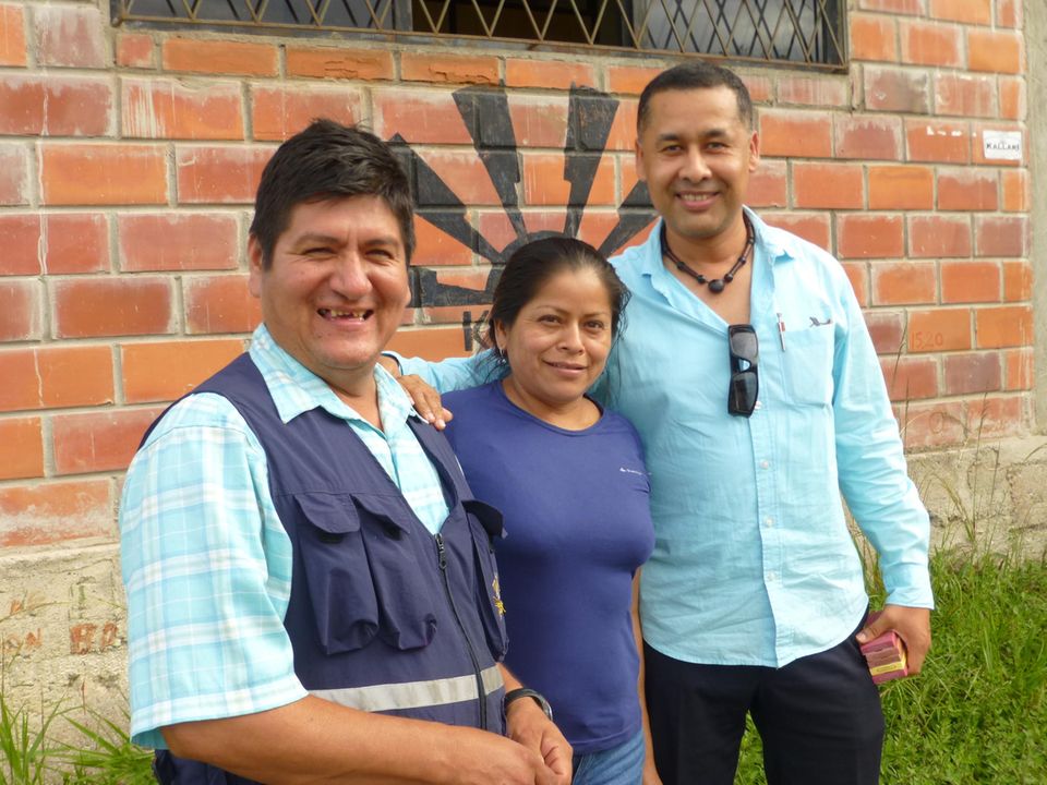 Ecuador: Zwei Mitglieder des fünfköpfigen Projektteams (li.) mit einem Universitätsprofessor, der im Projekt Studien begleiten wird Ecuador: Zwei Mitglieder des fünfköpfigen Projektteams (li.) mit einem Universitätsprofessor, der im Projekt Studien begleiten wird