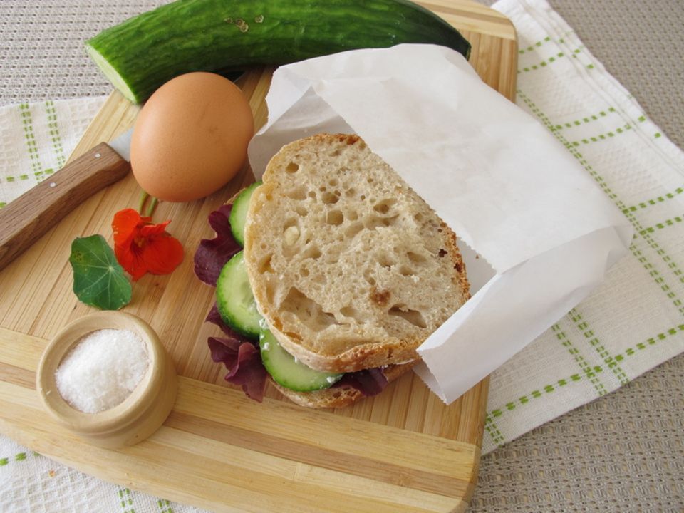 Belegtes Brot im Butterbrotpapier Belegtes Brot im Butterbrotpapier