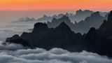 Vor Sonnenaufgang präsen- tiert sich die in Hochnebel eingebettete Landschaft von ihrer farbenprächtigen Seite.