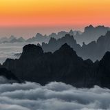 Vor Sonnenaufgang präsen- tiert sich die in Hochnebel eingebettete Landschaft von ihrer farbenprächtigen Seite.