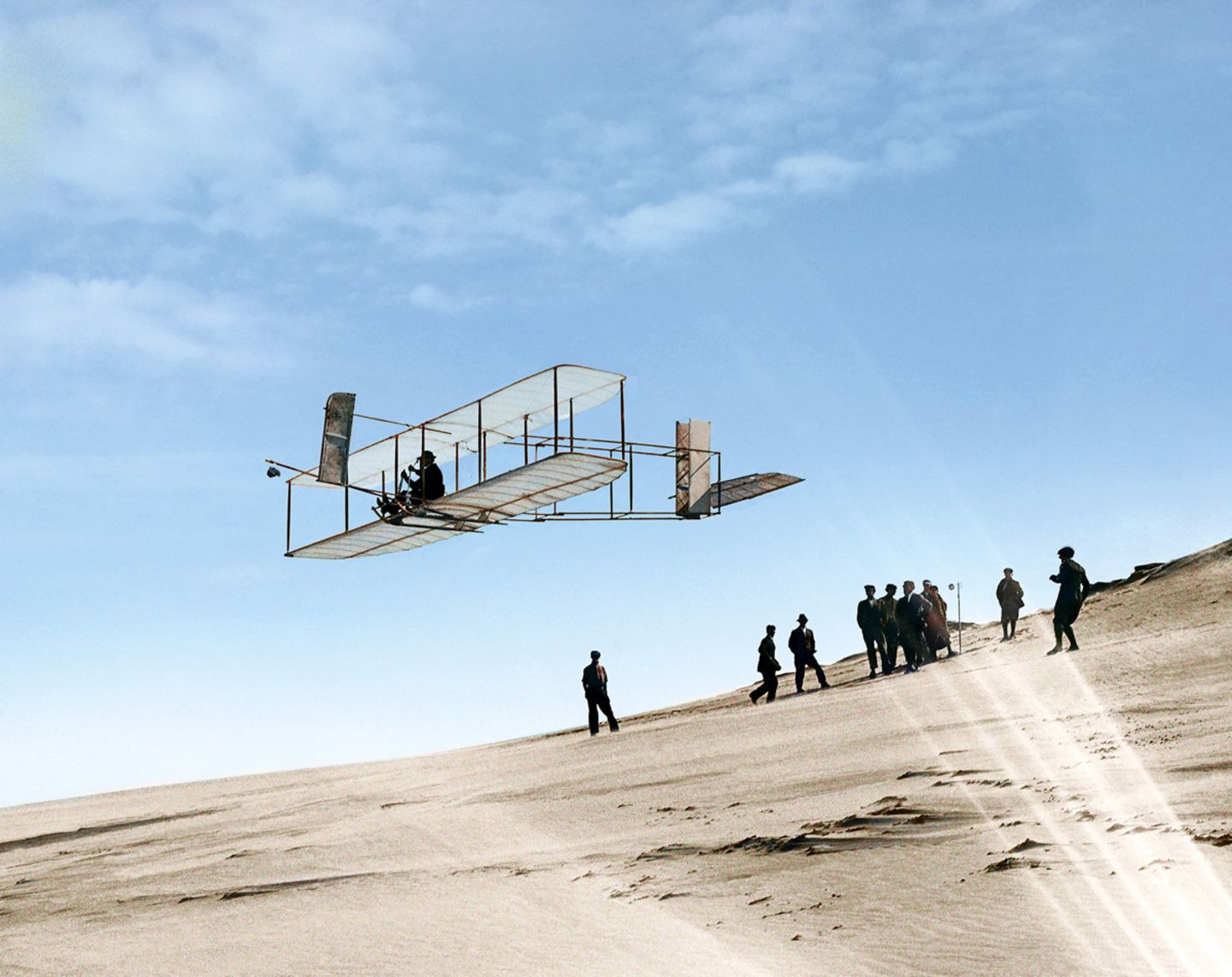 Wilbur und sein Bruder Orville Wright wagen erste Gleitflüge