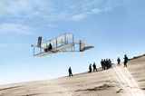 Wilbur und sein Bruder Orville Wright wagen erste Gleitflüge