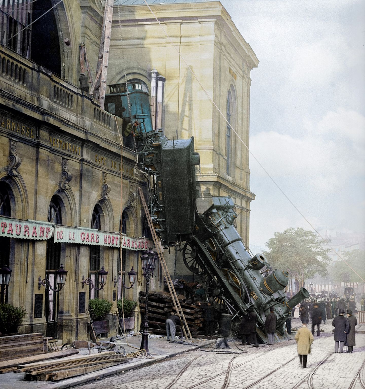 Die Dampflokomotive des Nachmittagszugs von Granville nach Paris rast in den Bahnhof Montparnasse