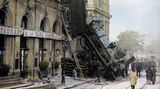 Die Dampflokomotive des Nachmittagszugs von Granville nach Paris rast in den Bahnhof Montparnasse