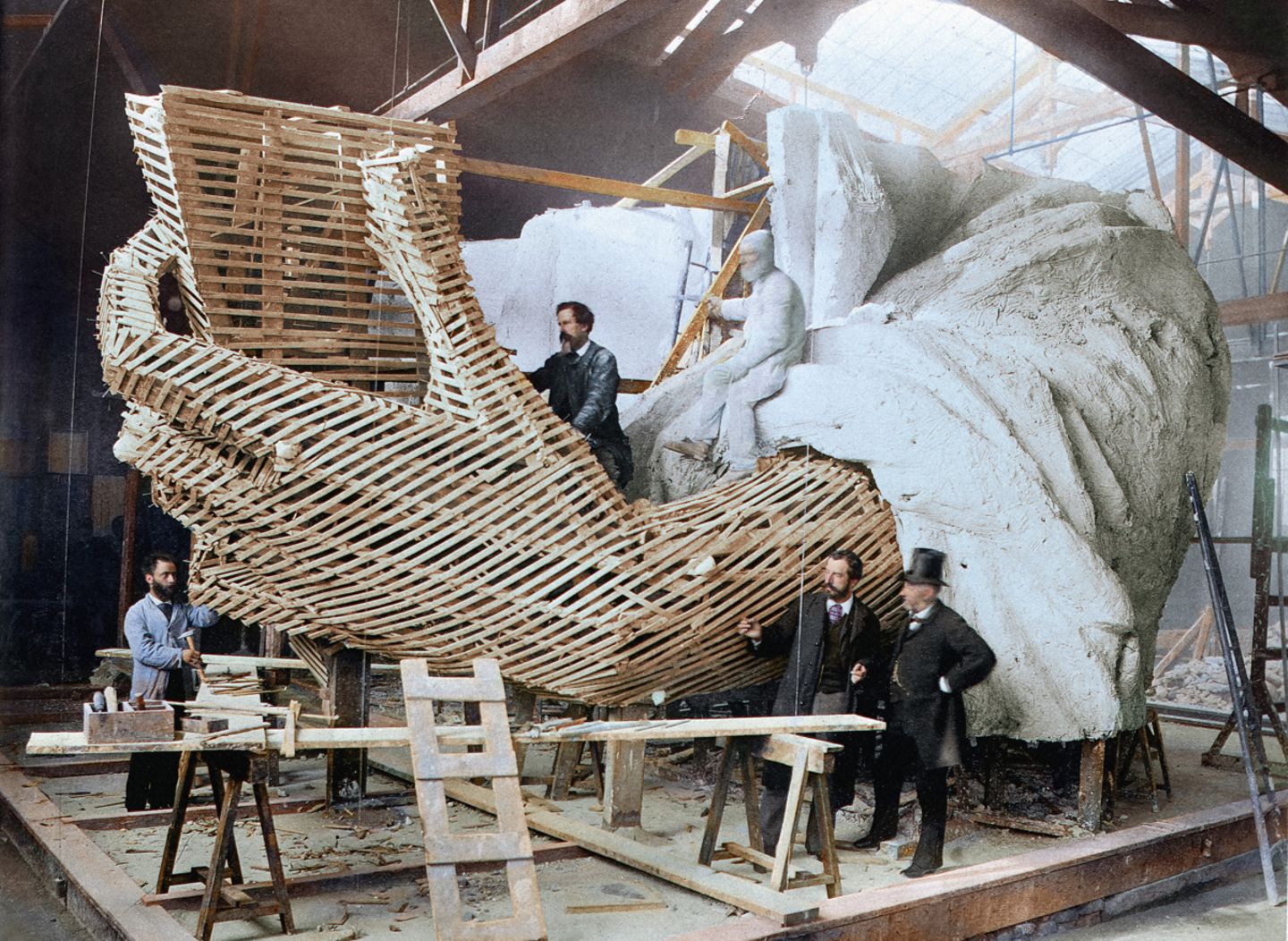 Der Künstler als Manikürist: Frédéric-Auguste Bartholdi modelliert im Jahr 1881 in seiner Pariser Werkstatt den linken Daumen…