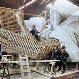 Der Künstler als Manikürist: Frédéric-Auguste Bartholdi modelliert im Jahr 1881 in seiner Pariser Werkstatt den linken Daumen…