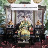 Cixi, Konkubine des chinesischen Kaisers Xianfeng, übernimmt nach dessen Tod im Jahr 1861 die Macht über das Reich.