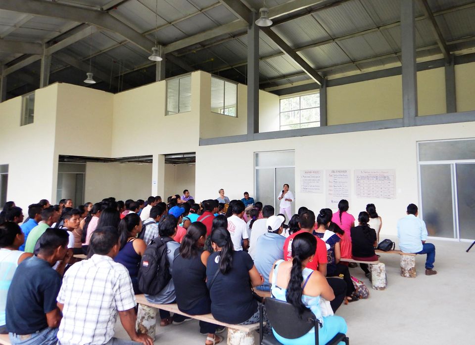 Ecuador: Das Eröffnungsevent des Projekts findet im Juni im Kakaolager von Kallari neben dem „Bio-Zentrum“ der Kooperative statt Ecuador: Das Eröffnungsevent des Projekts findet im Juni im Kakaolager von Kallari neben dem „Bio-Zentrum“ der Kooperative statt