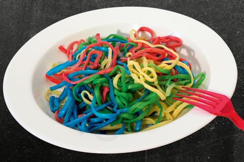 Regenbogen-Spaghetti