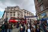 Menschen an der Tube Oxford Circus