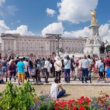 Touristen vor Buckingham Palace