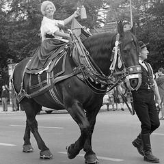 Wiesn-Geschichte: Die Wiesn im Jahr 1966: Als dieses Foto vom Trachtenumzug entstand, war der Name Maximilian Schmidt bereits vergessen.