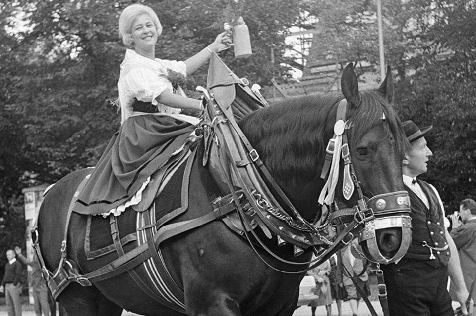 Wiesn-Geschichte: Die Wiesn im Jahr 1966: Als dieses Foto vom Trachtenumzug entstand, war der Name Maximilian Schmidt bereits vergessen. 0.9852