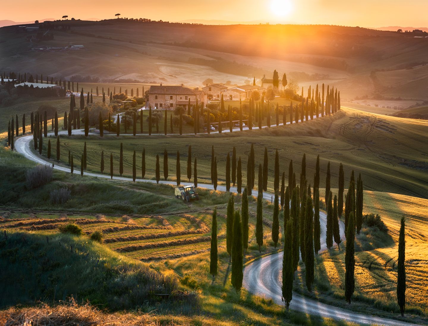 Hügellandschaft der Toskana im Sonnenlicht