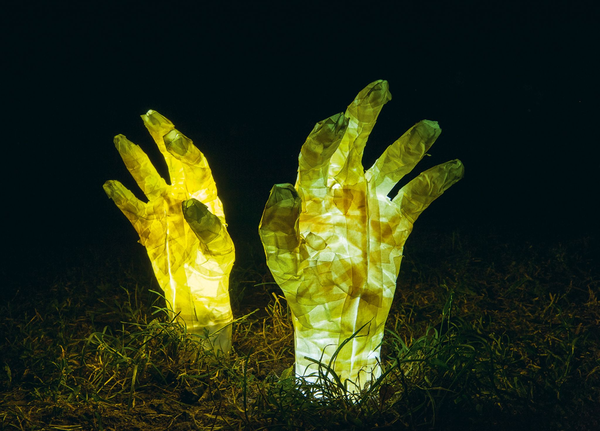 Halloween: So bastelt ihr leuchtende Zombie-Hände - [GEOLINO]