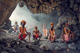 Indische Sadhus in einer Höhle