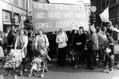 Foto: picture alliance / Keystone - Demonstration gegen den §218 in Hamburg am "Internationalen Frauentag", August 1980.