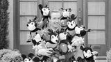 Walt Disney mit Micky Maus, 1930