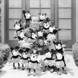 Walt Disney mit Micky Maus, 1930
