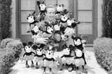 Walt Disney mit Micky Maus, 1930