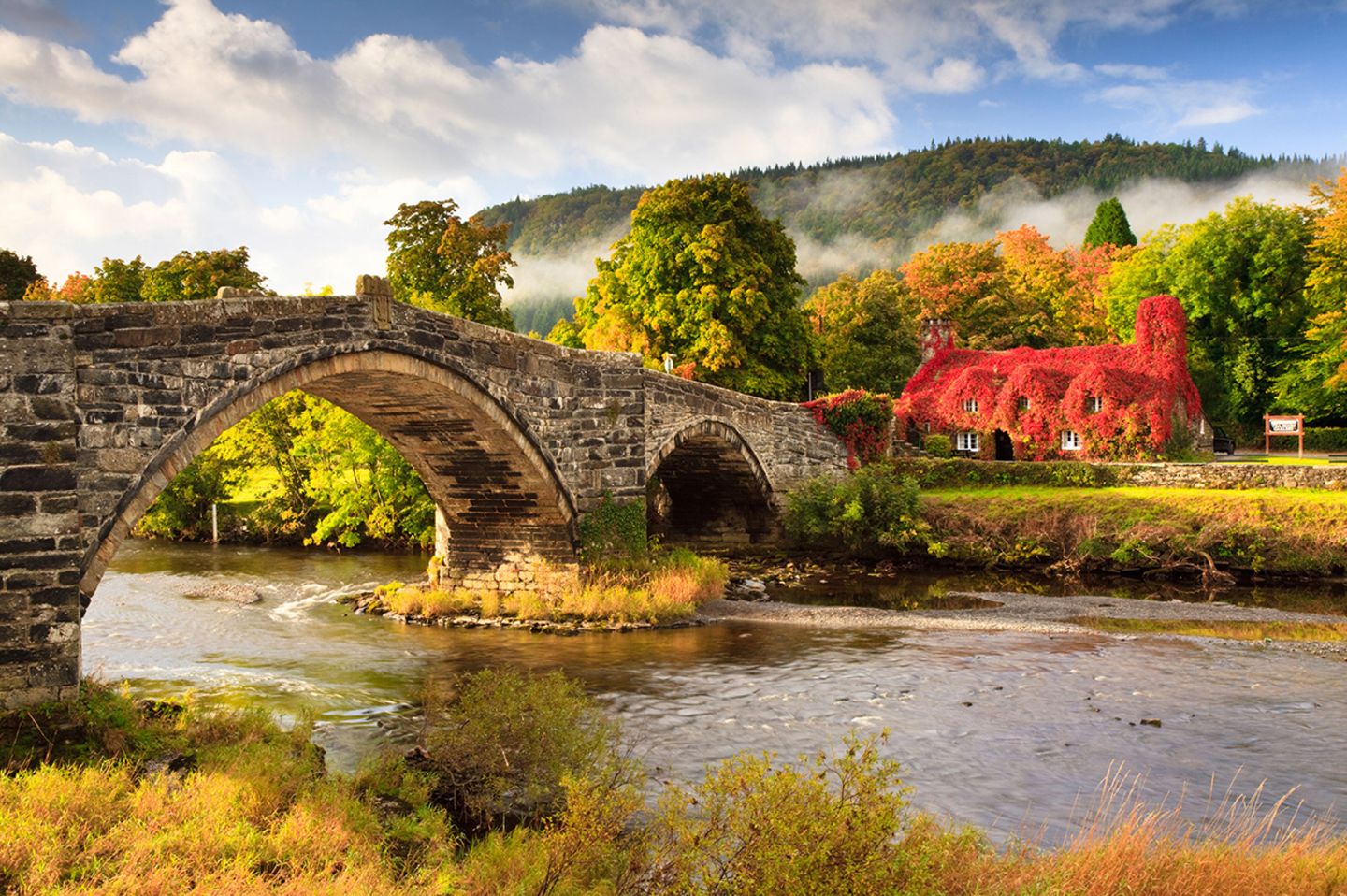 Pont Fawr, Ty Hwnt i'r Bont, Wales