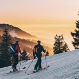 Feldberg: Skifahrer auf dem Weg zum Gipfel