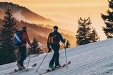 Feldberg: Skifahrer auf dem Weg zum Gipfel