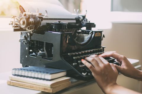 Autorin an der Schreibmaschine