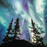 Polarlicht über den Mackenzie Mountains, Northwest Territories, Kanada