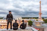Schornsteinfeger am Funkturm über Berlin