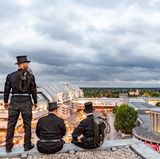 Schornsteinfeger am Funkturm über Berlin