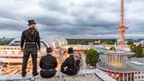 Schornsteinfeger am Funkturm über Berlin