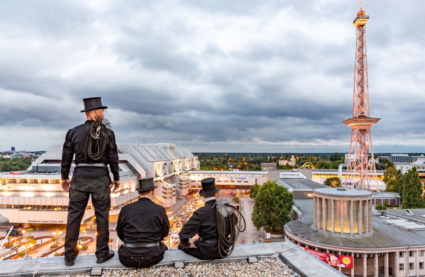 Schornsteinfeger am Funkturm über Berlin