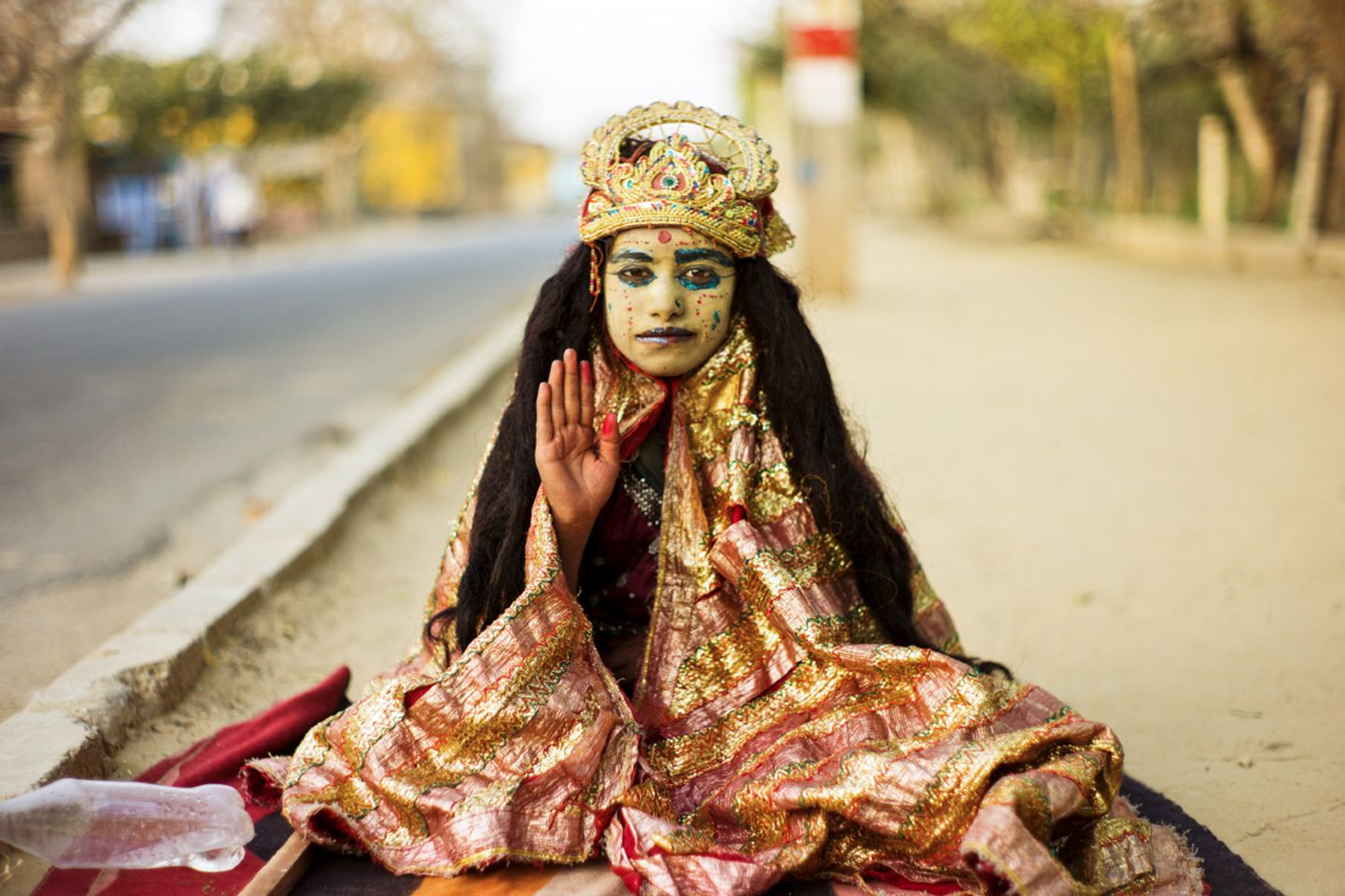 Eine junge Krishna-Anhängerin segnet Pilger auf dem Weg rund um den Govardhana-Hügel