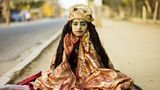 Eine junge Krishna-Anhängerin segnet Pilger auf dem Weg rund um den Govardhana-Hügel