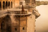 Ein Yogi meditiert am Ufer des Yamuna, eines der heiligsten Flüsse Indiens