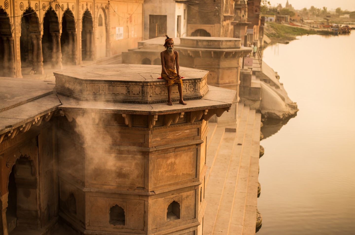 Ein Yogi meditiert am Ufer des Yamuna, eines der heiligsten Flüsse Indiens