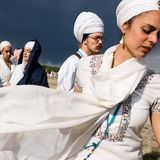 Nach einem mehrtägigen Tantra-Yoga-Workshop lassen sich Männer und Frauen mit geschlossenen Augen durch diese Landschaft in New…