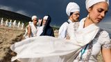 Nach einem mehrtägigen Tantra-Yoga-Workshop lassen sich Männer und Frauen mit geschlossenen Augen durch diese Landschaft in New…