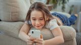 Mädchen surft im Internet