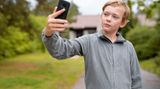 Junge sucht eine Internetverbindung
