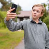 Junge sucht eine Internetverbindung