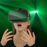 Mädchen mit VR-Brille