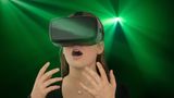 Mädchen mit VR-Brille