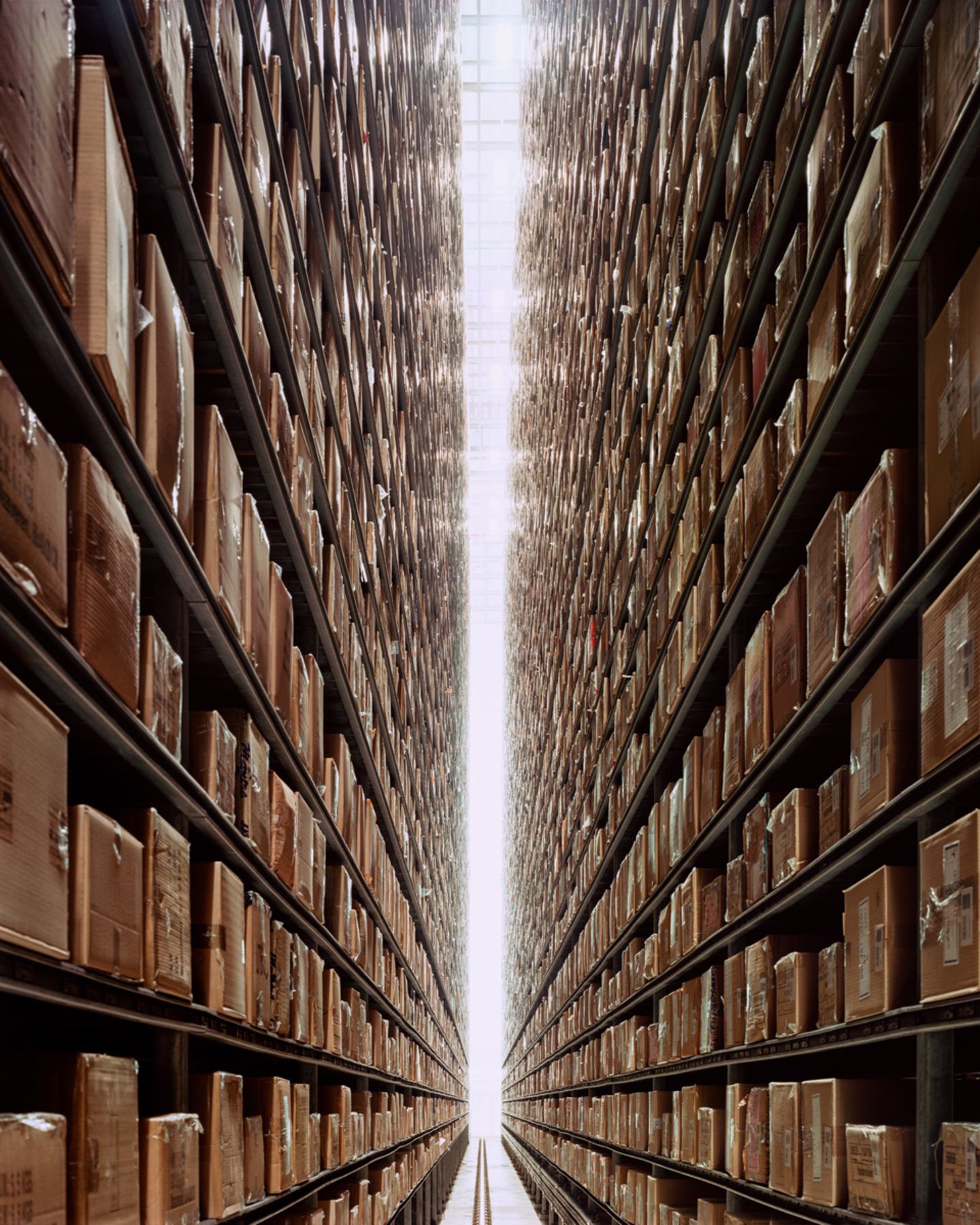 Die steile Wand der noch unerfüllten Wünsche Die Regalwand im Hermes Fulfillment Center in Haldensleben