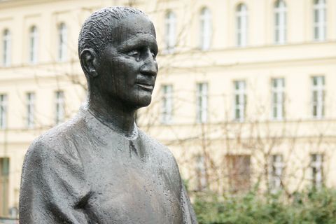 Bertolt Brecht, Statue